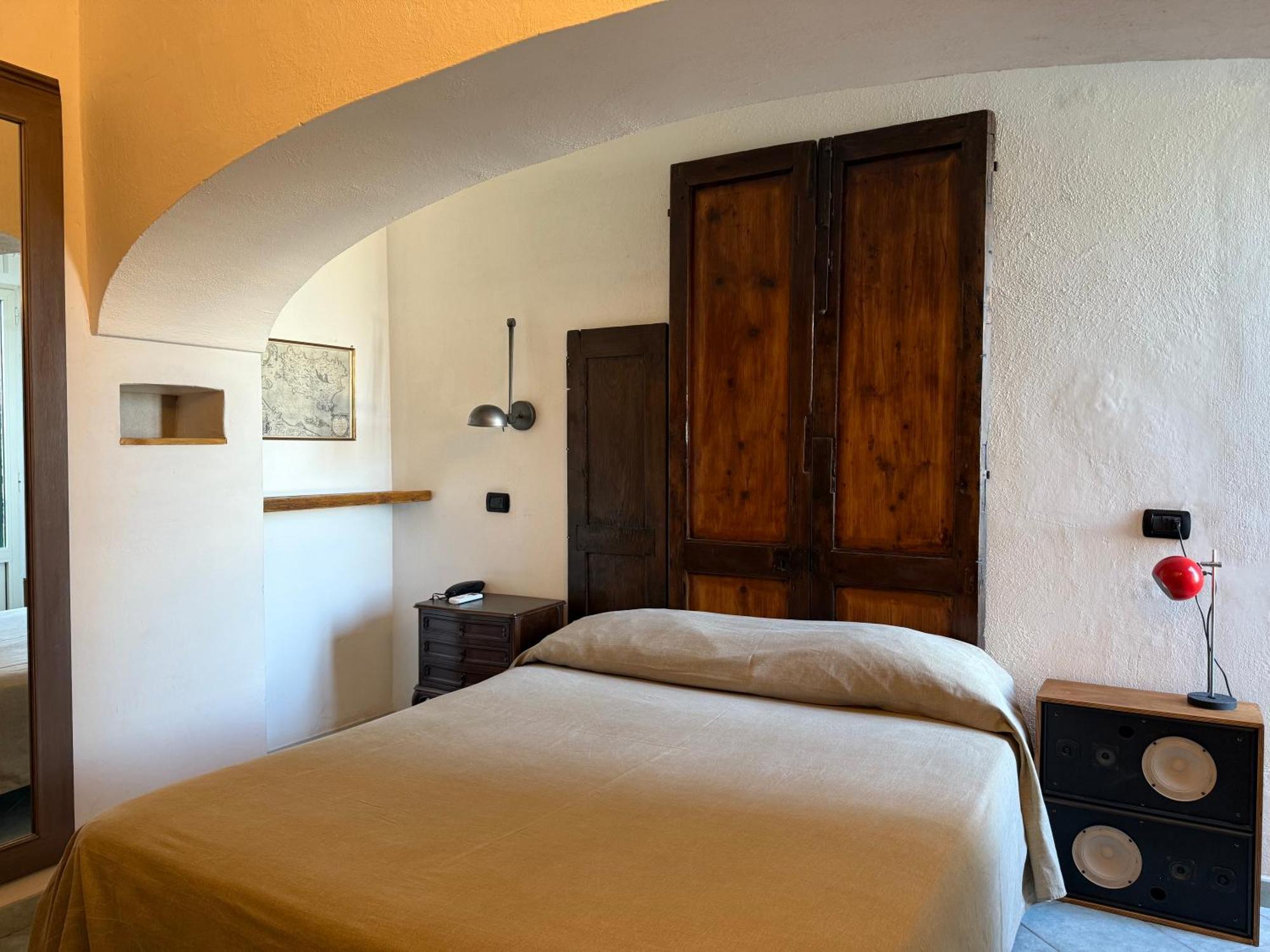 Black Market Hotel Ísquia